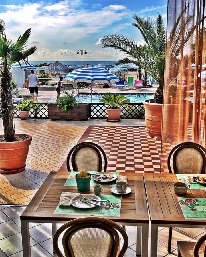 Hotel La Brezza Frontemare Lido di Jesolo Exterior foto