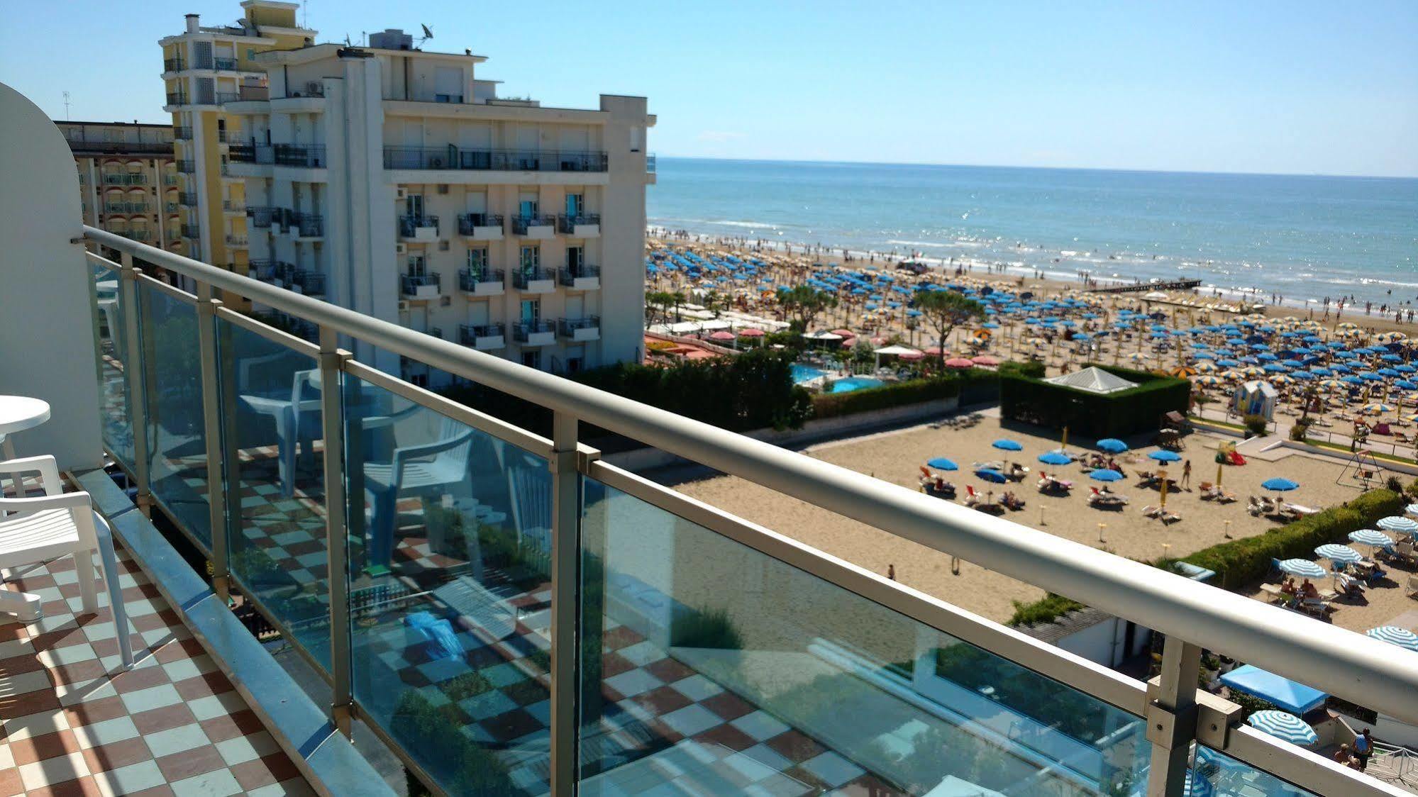 Hotel La Brezza Frontemare Lido di Jesolo Exterior foto