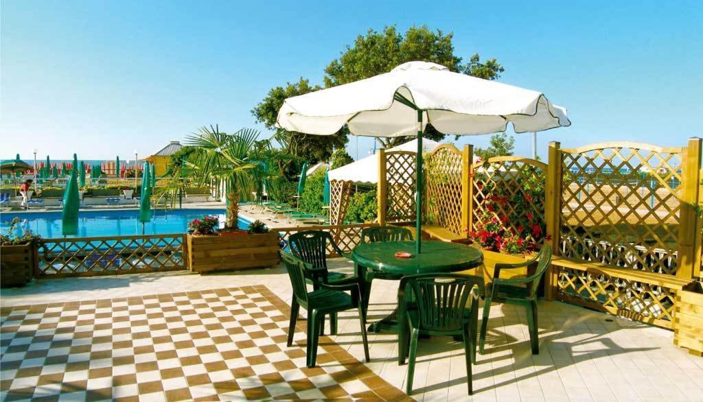 Hotel La Brezza Frontemare Lido di Jesolo Exterior foto